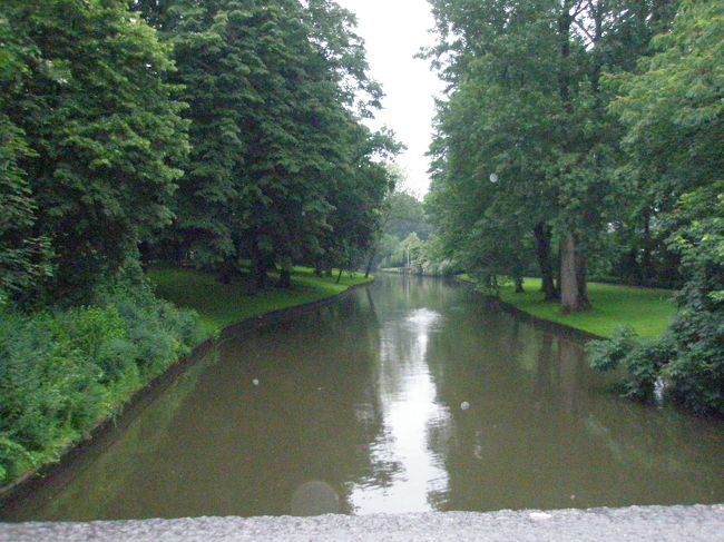 駅から、ガイドブックと頼りに歩いていきます。<br />普通なら観光客が大勢歩いていく方向をついていけばいいでしょうけど、本当に人がいないんです。夕方でもう遅いから？<br /><br />それにブルージュの観光スポットは駅からは離れています。ツアーの観光客はみんなバスで周るから、駅からの人ってそんなにいないんですよね。<br /><br />途中で本当に方向が分からないなったので、<br />初老のご夫婦に尋ねてみました。<br /><br />「愛の湖公園に行くにはどうやって行けばいいのですか？」<br /><br />すると、地図を見ながら丁寧に教えてくれました。<br /><br />旅先でのこうした会話って楽しいですよね。<br /><br />駅から少し歩くと、もうこんな風景です。<br />