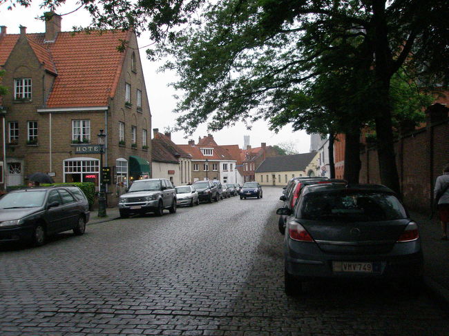 住宅街を抜けていきます。<br /><br />かわいらしいお家に石畳の道。<br />やっぱりヨーロッパって素敵です。<br /><br />