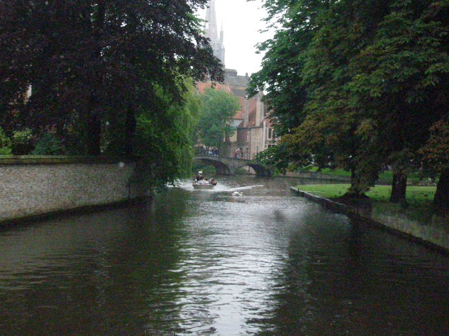 「愛の湖公園」付近は、なんというか、静寂が漂っていて、すごくすごく凛とした神聖な気持ちになりました。<br /><br />周りには「ＫＥＥＰ　ＳＩＬＥＮＴ」の看板も見られます。<br /><br />本当に静かです。<br /><br />水のせせらぎ、鳥の鳴き声しか聞こえてきません。<br />こんな町初めてです。<br /><br />一人で来ているせいか、この曇天・霧のせいか、<br />異次元の世界にいるようでした。<br /><br />心から感動。