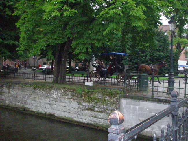 本当に美しい町って、こういう町をいうんだろうなーと思いました。<br /><br />そもそも、ブルージュの町はなぜこのような町になったのか？<br /><br />１２世紀頃は、西ヨーロッパ一を貿易港として栄えたこの町でしたが、<br />ブルージュと北海を結ぶ水路が沈泥のため浅くなり、船が出入りできなくなってしまったとのこと。<br /><br />水路を閉ざされたブルージュは、都市機能を失ってしまいます。<br />