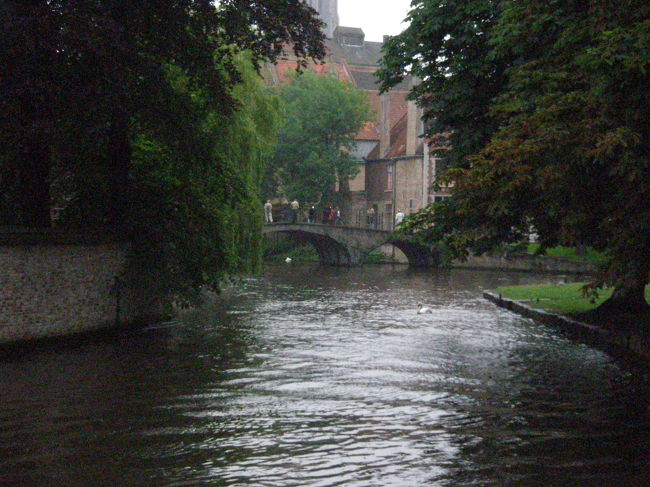 けれども、そのおかげで、中世の町に鍵がかけられ、現在のような美しい町をそのまま残しているということです。<br /><br />そして、忘れていけないのは、あの看板しかり、<br />過去から未来へと皆でこの美しい町を守ってきているんですよね<br /><br />ブルージュに来て本当によかったと思いました。<br />今までたくさんの都市を見てきましたが、この町にはショックを受けました。<br /><br />強行スケジュールですが、来てよかったよぉ！！！かなりテンション上がってます。<br />