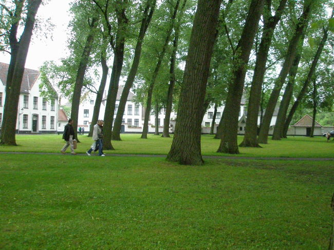 静寂が漂うこの町にどっぷりつかりながら歩いていきます。<br /><br />ベギン会修道院。<br /><br />ここも世界遺産です。