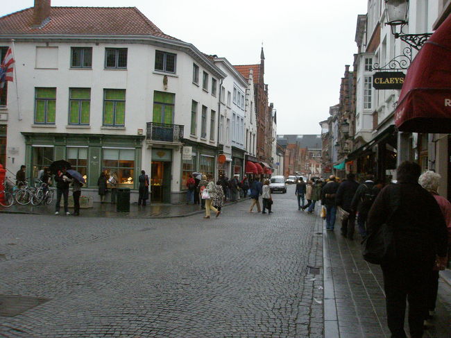 一転して、にぎやかな通りに出ました。