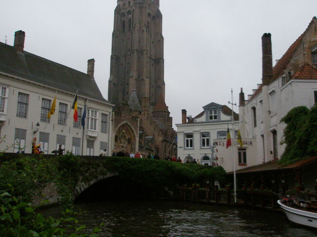 教会の下には運河のトンネル