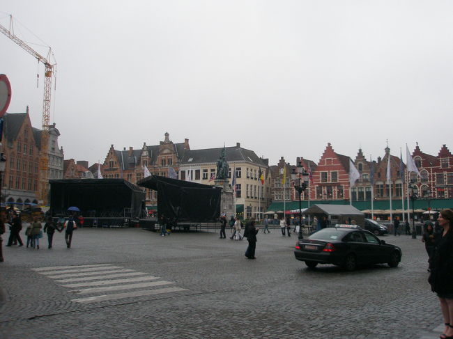 ブルージュの中心「マルクト広場」。<br /><br />