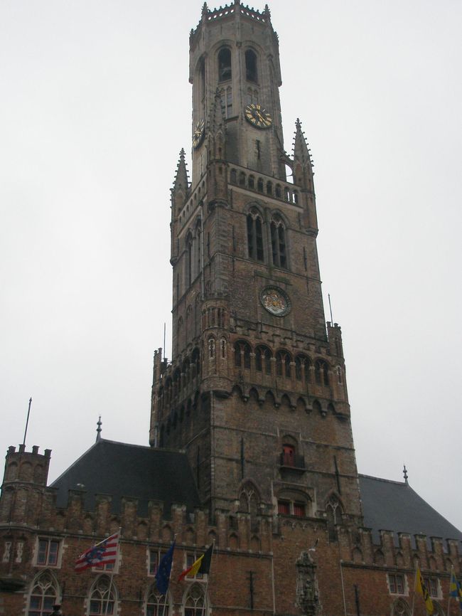 鐘楼。<br /><br />うわ！もう５時２０分だ。<br /><br />友達とはホテルの部屋で８時に待ち合わせをしています。急がねば！<br />