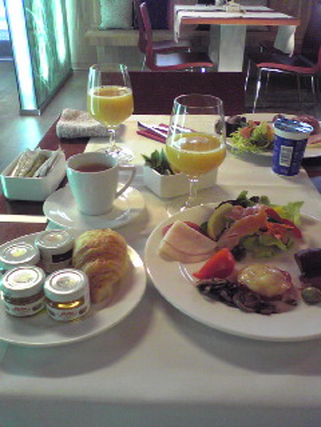 ホテルの朝食を携帯カメラでパチリ。朝食会場は1階にあり、表の通りから朝日がさす明るい空間で、モダンな造りでした。バイキングで、種類は豊富とはいきませんが、バランスよく食べられるラインナップで大満足。ドリンク類もヨーグルトも充実していました。ちなみに、パンにつけるジャムは、イチゴやはちみつなど5種類くらいあり、小瓶でとても可愛かったです（ちょっとしたお土産に最適…笑）。<br /><br />ちなみにコーヒーは、ネスプレッソでした♪日本とは違う、なんだかUFOの円盤みたいな平べったい形をしたカプセルでした。<br /><br />