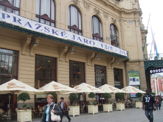 今日はホテルを出て、ツェレトゥナー通りを左手へ。昨日も通った火薬塔を右手に見ながら進むと、市民会館に到着です。テラスのカフェがあったりして、朝からまったり過ごしている人多数。