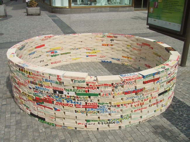 これは…記憶が定かではありませんが、ナ・プシーコピェ通り（だったかな？）の路上で行われていた催しものの一部。募金して、レンガにメッセージを書いてのせてたような。