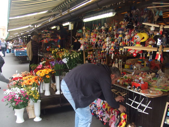 ここは絶対に来たかった場所☆　やった〜ｖ！<br /><br />ナ・プシーコピェ通りから、Na Mustek通りに入り、少し行くと左手に見えてくる、「野菜と土産物市場」（Havelska通り）です。キレイな花や、手作りのアクセ、マリオネット、よくわからない置物（笑）などなど、さまざまなものが売られており、見ているだけでも楽しくなりました。<br /><br />私はここで、激安＆超繊細でかわいいクリスマスのオーナメントと、ボヘミアグラスの爪やすり（70コルナくらいだったかな？）を購入。店によって、値段がちょっとずつ違ったりするので、一度ぐるっと見てまわるといいと思います。