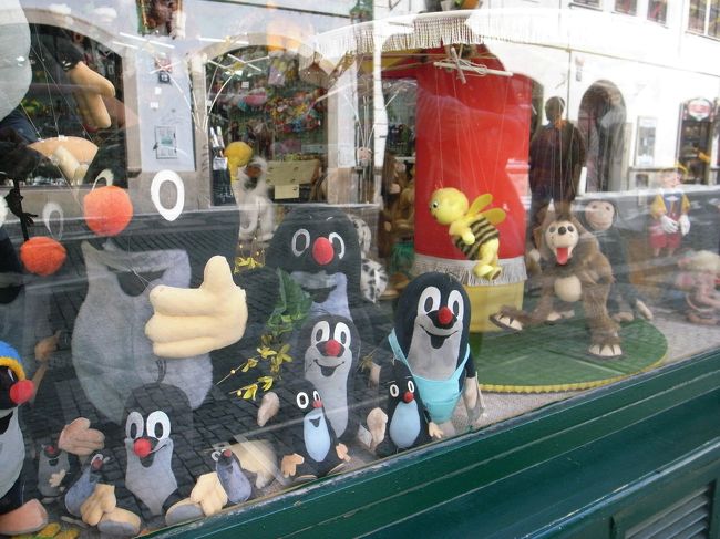 プラハの中心部は、ほんとうにお土産物やさんがいっぱい！　チェコの人気キャラ・もぐらのクルテク君も、あらゆる場所に登場（Mちゃん撮影）。