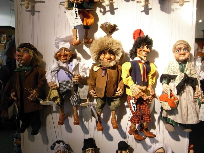 こちらは、操り人形。表情が一体一体違います（Mちゃん撮影）。