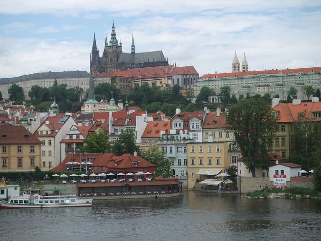 さて、カレル橋のたもとまでやってきました。川の向こうに見えるは、小高い丘フラッチャニにそびえるプラハ城。心洗われる風景です。