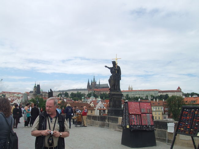 カレル橋はプラハ最古の美しい石橋。全長約520ｍ、幅は約10mもあります。世界中の観光客が集まってきて、とても賑やか。