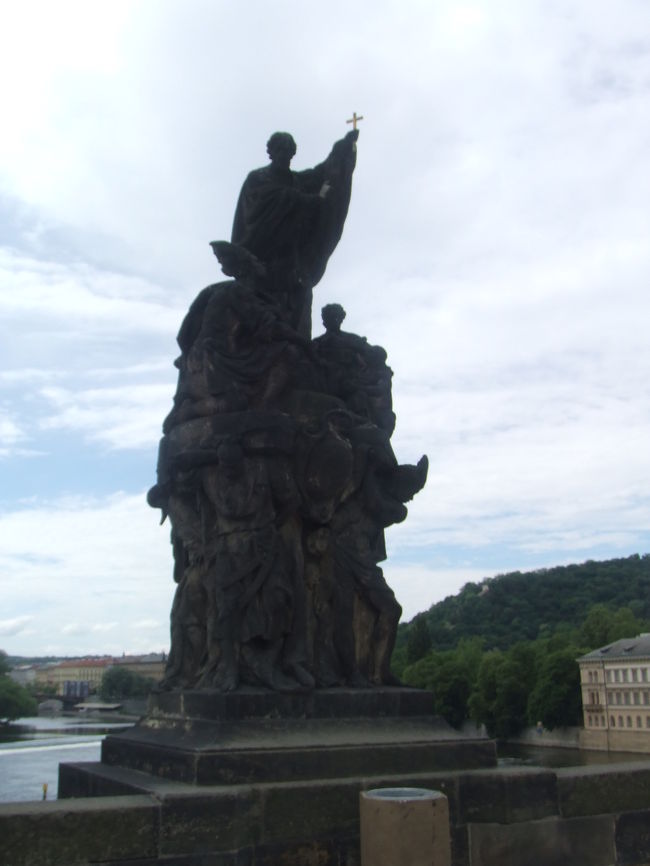 わかりづらいですが…。両側の欄干には、有名な30体の聖人彫像がならんでいます。