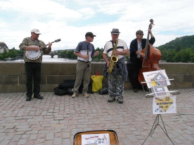 橋の上では、絵画や手作りアクセを売る店や、エンターテイナーが道行く人の目を楽しませてくれます（Mちゃん撮影）。