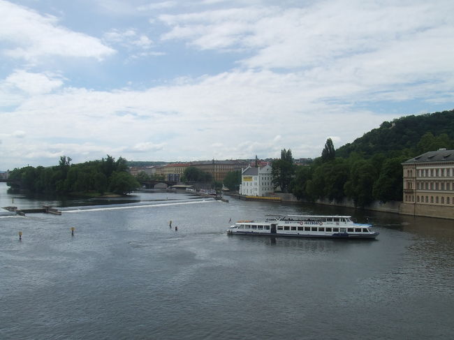 ヴルタヴァ川には観光船らしき船も出ていました。