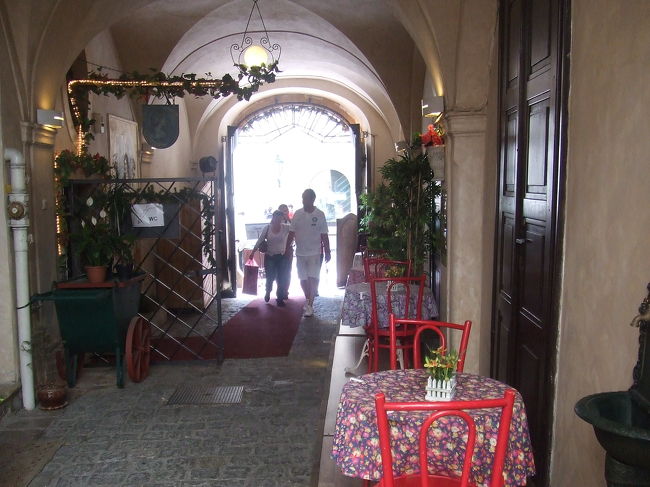 このカフェの入口です。みなさん「どんな感じかしら〜」と期待を込めて中をのぞいていましたよ。わたしたちが入ったときは、まだ席も余裕があったのですが、続々とお客さんがやってきて、あっという間に満席になりました。