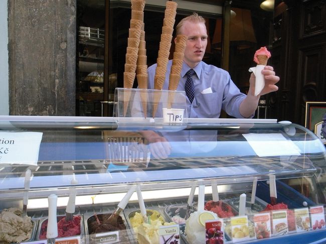 通りすがりの人たちの多くが、手にしていたアイス…。どこで売ってるんだろう…と思ったら、あったあった！もうすっかり「アイスの口」だったので、迷わず購入。定番からピスタチオまでいろんな味がありました。<br /><br />ちなみに、「アイスくださいな♪」と声をかけたスタッフは、カウンターにいるくせに「おれ、こっちの担当じゃないから〜」と完全無視！しばらく「はやく！アイス！アイス！」と訴えてたら（しつこいですね…汗）、やっと奥から担当だというおにいさんが、ゆっくりやってきました（Mちゃん撮影）。