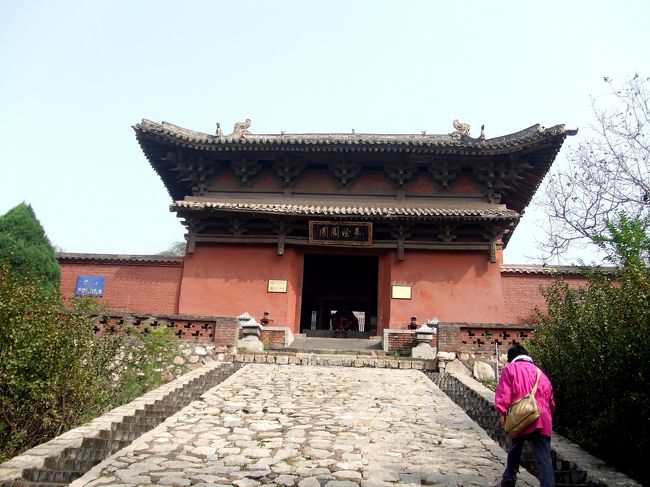 石段を登って神社、寺院に入るのは日本では一般的ですが、中国では初めてです。