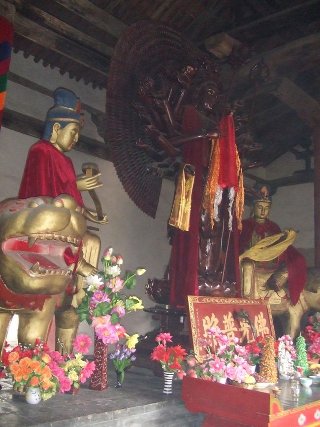 仏像は現代のものでした。