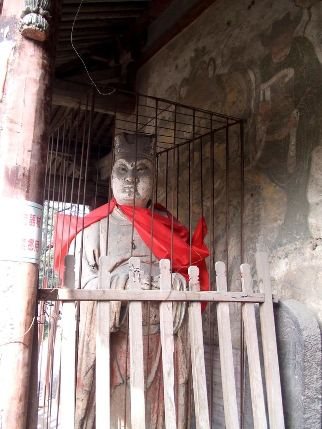 水神廟は壁画が有名だそうです。<br />殿内の壁画は撮影禁止でしたが、外部はお咎めナシでした。