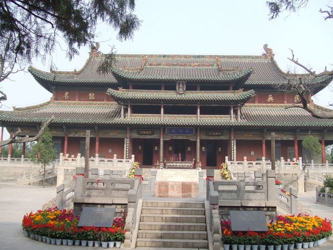 尭廟の本殿です。第一部に書いたように全く見る価値はありません。