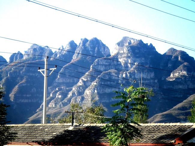 場所は変わって北京への列車からの風景です。山西省から河北省へは太行山脈を横断します。<br />時間調整のためかしばらく停車、徐行運転をしていました。そこから見えた山の姿はまさしく山水画に書かれた山の形です。