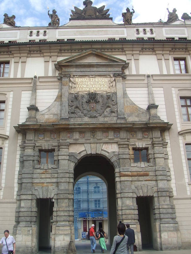 プラハ城の正門です。写真には映っていませんが、正門の脇には儀礼服の衛兵さんが、直立不動で立っていました。