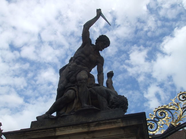 正門には対の彫像がたっていました。