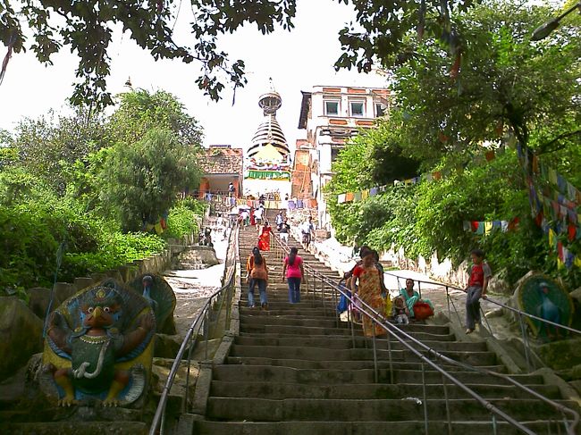 １０月４日 <br />この日は自転車を借りて寺院めぐり。 <br />地図をたよりに、自転車を漕ぐも不安だらけ。 <br />なんとか、まずは、スワヤムブナートに無事到着。参道の階段は結構きつく、休み休み登る。