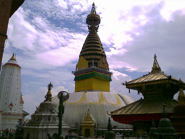 寺院につくとなんと、裏手の駐車場からくる道があり、外国人ツアーの人々はそこから来ていました。しかし、参道を登ったのでご利益があるはず、と自分的には満足（笑） <br />