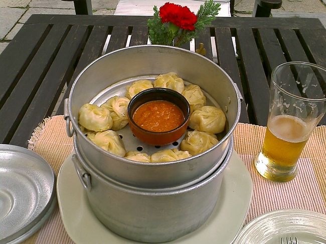 次の目的地の寺院の近くに高級ホテルがあるので、贅沢（笑）してそこで食事。ネパール風の餃子モモとビール。 <br />