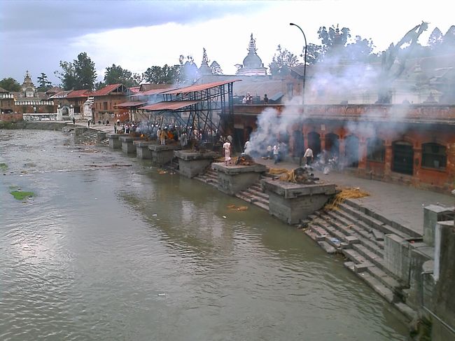 その後、パシュパティナートへいく。ここは火葬場でもあり、火葬の後は川に流すという宗教感のよう。 <br />