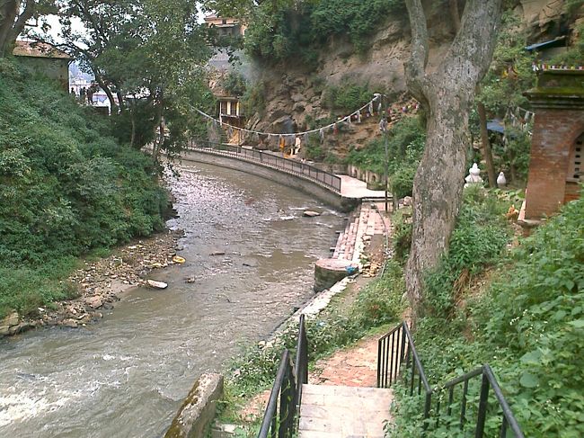 するとなんと途中でゲートがしまっているではないか！ <br />よくみると、ゲートの横にちょっと入れそうなすき間が。。。もう引き返せない（笑）とそこから侵入（笑）、その後迷路のような道から入り口に戻ることができ一安心。 <br />