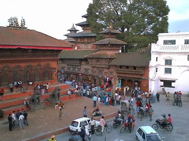 そして、ダルバール広場に寄って、夜はタカリバンチャでダルバートタルカリとビールを食す。  <br />