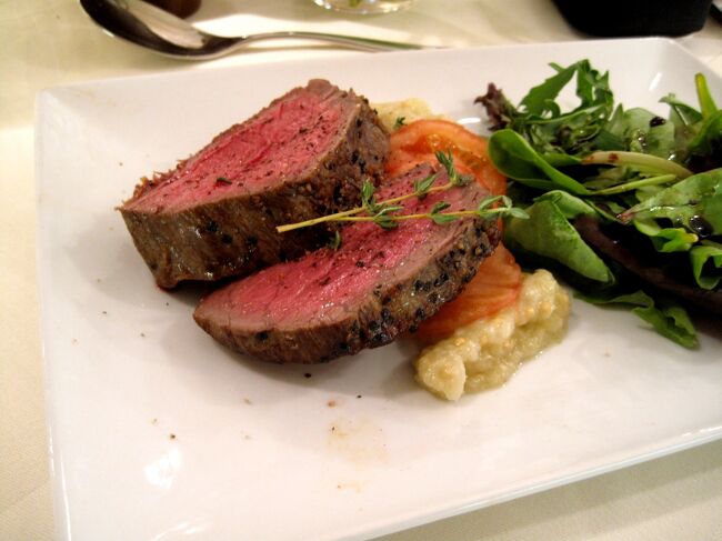 ヒレステーキ<br /><br />ちょっと調理に時間がかかるといわれましたが<br /><br />うひゃ〜めちゃうまでした〜〜〜！<br />これを食べられるなら機内食（再加熱）は要りません(*^^*)<br /><br />「プリ・フライトディナー」<br />　　　　　　　　　　　良いね♪ 