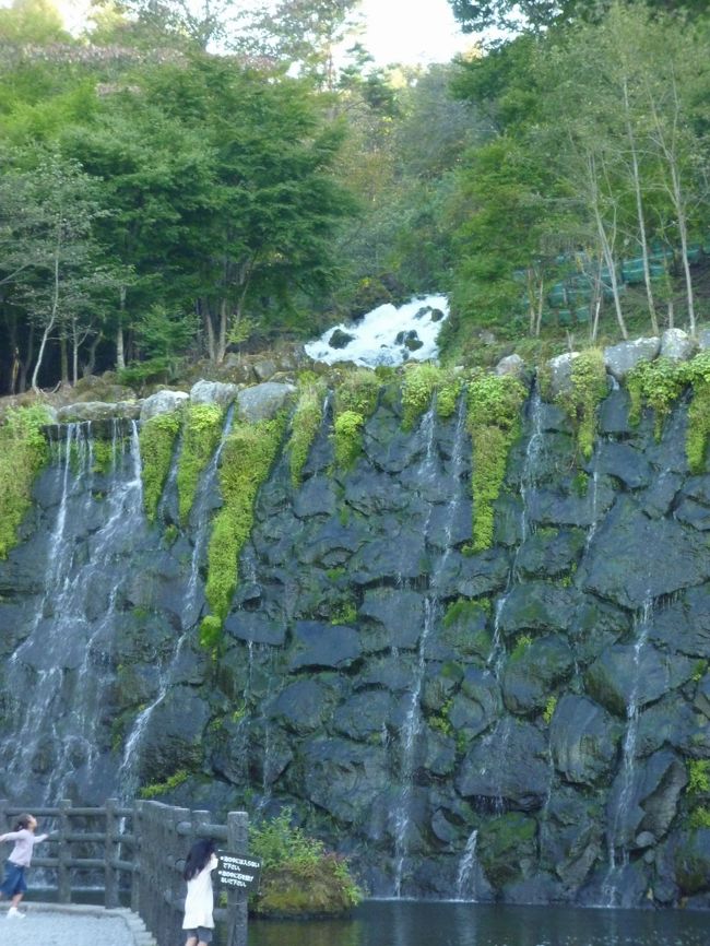 『明神の滝』。<br />ちょうど訪れたときに滝ｲﾍﾞﾝﾄが行われていました。<br />人工滝だからできることかしら???<br /><br />定刻を過ぎると…<br />上からﾄﾞﾄﾞﾄﾞと水が大量に流れてきました。