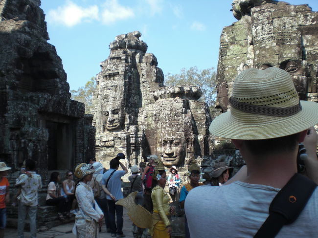 アンコールトム。<br />遺跡内でアプサラダンスの衣装を着たモデルと一緒に<br />写真撮影できる。<br />