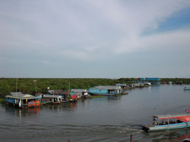 トンレサップ湖　ここで休憩した。<br />湖の上にあるレストラン。2階と3階が展望台。