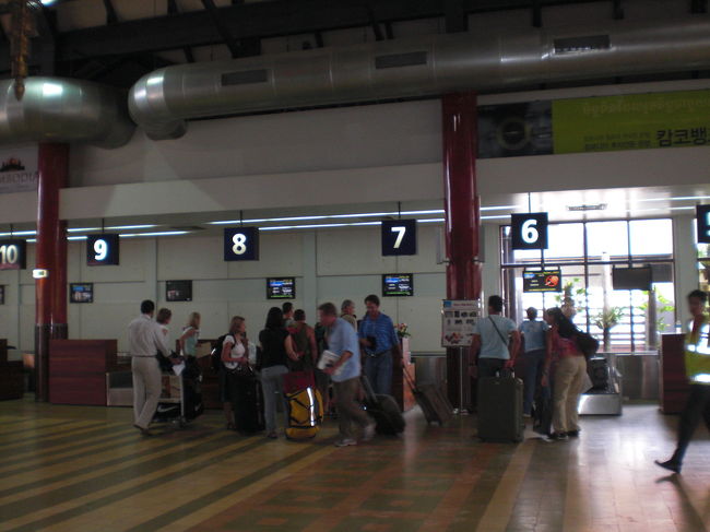 シェムリアップ空港<br /><br />こんじまんりした空港です。