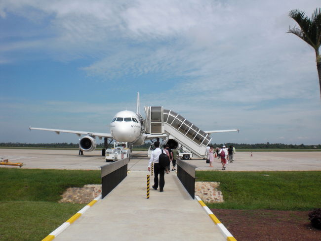 ターミナルから飛行機までは徒歩です。<br /><br />とてものんびりしてます。