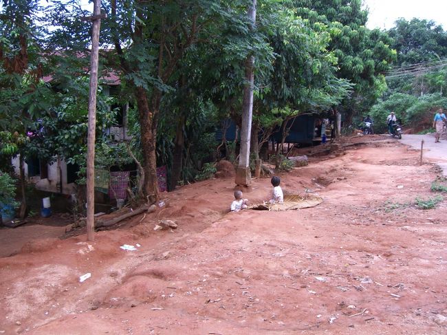 溝で遊ぶ子供たち