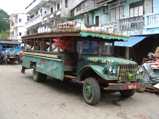 かなり旧いバスです。<br />エンジンをかける際、手動で何かをぐるぐる回していました。