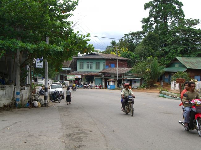 主要道路<br /><br />２時間程度観光してタイのラノーンに戻りました。