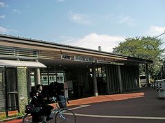 この駅は京王井の頭線、井の頭公園駅です。

公園の中を通り、吉祥寺駅に行きます。