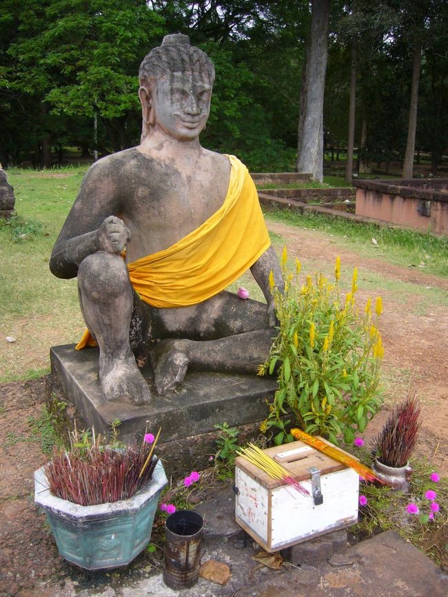 ライ王のテラスの上には、勇敢にたたずむライ王の像が。