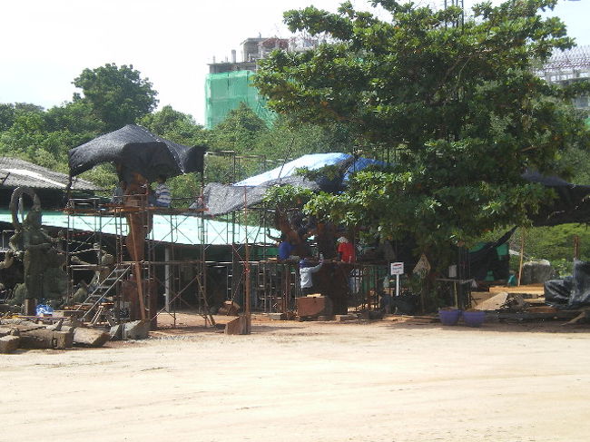 下小屋兼休憩所で屋根のあるところで細工をしてました。外は製材と、材料置き場に、なってます。