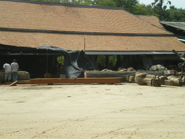 下小屋中央部分で左側休憩所、右側は、トイレなどです。