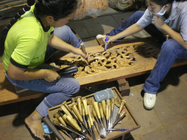 中ではこの様に彫り物の作業をしてます。<br />女性が多いようです。